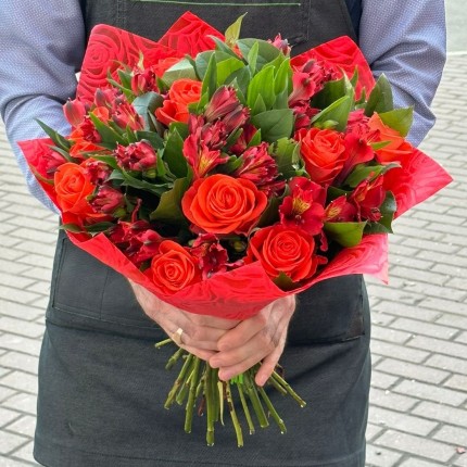 Букет "Страсть поцелуя" из оранжевых роз и красных альстромерий с доставкой в по Ачинску
