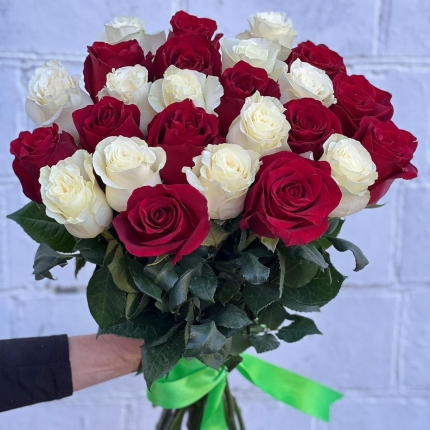 Букет «Баланс» из красных и белых роз - купить с доставкой в по Ачинску