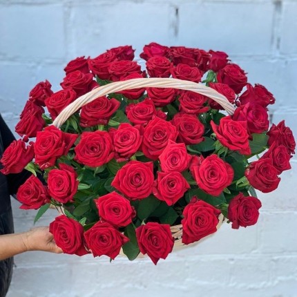 Корзинка "Моей королеве" из красных роз с доставкой в по Ачинску