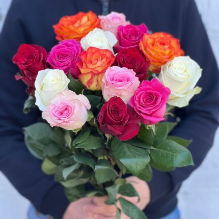 Букет из разноцветных роз с доставкой  в по Ачинску